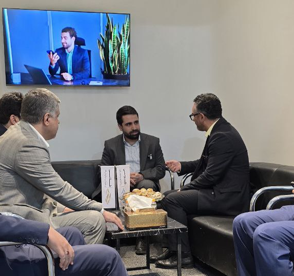 بازدید آقامیری از غرفه طلاسی؛ تأکید بر پیشرو بودن پلتفرمهای طلا و حمایت از کسبوکارهای نوظهور