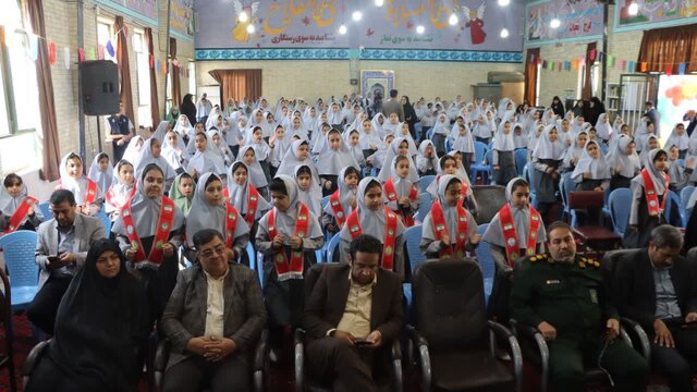 زنگ عاطفهها در مدرسه شایستگان کرمان نواخته شد/ توزیع ۵۱ هزار بسته آموزشی