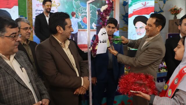 زنگ عاطفه‌ها در مدرسه شایستگان کرمان نواخته شد/ توزیع ۵۱ هزار بسته آموزشی