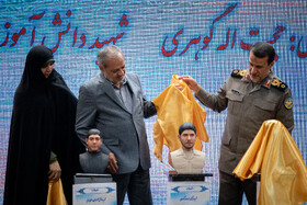 علیرضا کاظمی، وزیر آموزش و پرورش و سردار بهمن کارگر، رئیس بنیاد حفظ آثار و نشر ارزش‌های دفاع مقدس در چهل و پنجمین سالگرد هفته دفاع مقدس