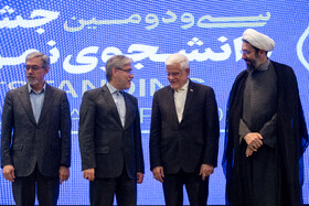 محمدرضا عارف، معاون اول رئيس جمهور، حسین سیمایی صراف، وزیر علوم و مصطفی رستمی، رئیس نهاد نمایندگی در دانشگاهها در آیین اختتامیه سی و دومین جشنواره دانشجوی نمونه سال