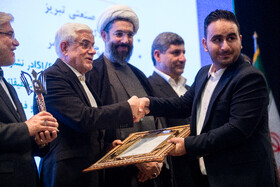 محمدرضا عارف، معاون اول رئيس جمهور، حسین سیمایی صراف، وزیر علوم و مصطفی رستمی، رئیس نهاد نمایندگی در دانشگاهها در آیین اختتامیه سی و دومین جشنواره دانشجوی نمونه سال