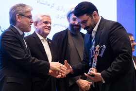 محمدرضا عارف، معاون اول رئيس جمهور و حسین سیمایی صراف، وزیر علوم در آیین اختتامیه سی و دومین جشنواره دانشجوی نمونه سال