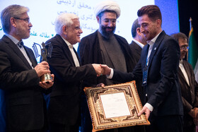 محمدرضا عارف، معاون اول رئيس جمهور و حسین سیمایی صراف، وزیر علوم در آیین اختتامیه سی و دومین جشنواره دانشجوی نمونه سال