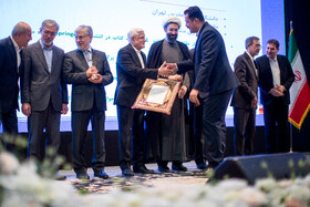 محمدرضا عارف، معاون اول رئيس جمهور، حسین سیمایی صراف، وزیر علوم و مصطفی رستمی، رئیس نهاد نمایندگی در دانشگاهها در آیین اختتامیه سی و دومین جشنواره دانشجوی نمونه سال