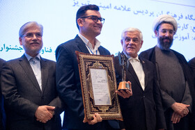 محمدرضا عارف، معاون اول رئيس جمهور، حسین سیمایی صراف، وزیر علوم و مصطفی رستمی، رئیس نهاد نمایندگی در دانشگاهها در آیین اختتامیه سی و دومین جشنواره دانشجوی نمونه سال