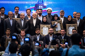 محمدرضا عارف، معاون اول رئيس جمهور و حسین سیمایی صراف، وزیر علوم در آیین اختتامیه سی و دومین جشنواره دانشجوی نمونه سال