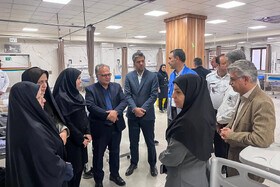 بازدید مهدی صمیمیان، فرماندار سمنان از روند درمانی حادثه تصادف اتوبوس دانشجویان در بیمارستان کوثر سمنان