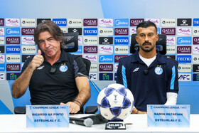 ریکاردو ساپینتو، سرمربی و رامین رضاییان، بازیکن تیم فوتبال استقلال در نشست خبری پیش از دیدار با المحرق بحرین