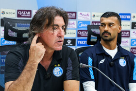 ریکاردو ساپینتو، سرمربی و رامین رضاییان، بازیکن تیم فوتبال استقلال در نشست خبری پیش از دیدار با المحرق بحرین