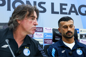 ریکاردو ساپینتو، سرمربی و رامین رضاییان، بازیکن تیم فوتبال استقلال در نشست خبری پیش از دیدار با المحرق بحرین