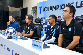 ریکاردو ساپینتو، سرمربی و رامین رضاییان، بازیکن تیم فوتبال استقلال در نشست خبری پیش از دیدار با المحرق بحرین