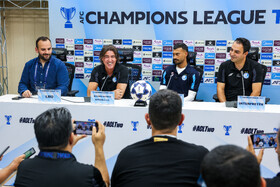 ریکاردو ساپینتو، سرمربی و رامین رضاییان، بازیکن تیم فوتبال استقلال در نشست خبری پیش از دیدار با المحرق بحرین