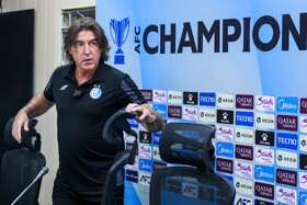 ریکاردو ساپینتو، سرمربی تیم فوتبال استقلال در نشست خبری پیش از دیدار با المحرق بحرین