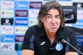 ریکاردو ساپینتو، سرمربی تیم فوتبال استقلال در نشست خبری پیش از دیدار با المحرق بحرین