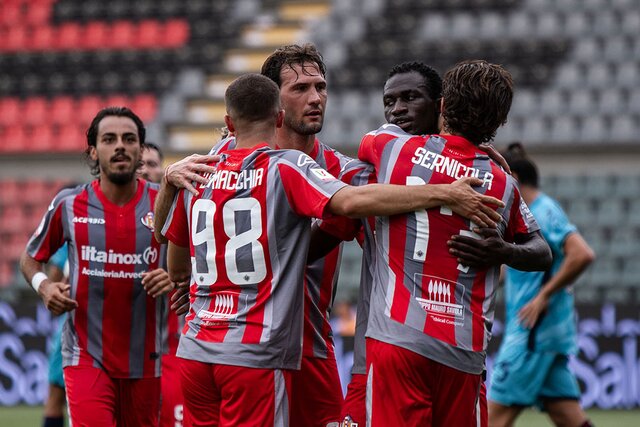 شکستناپذیران