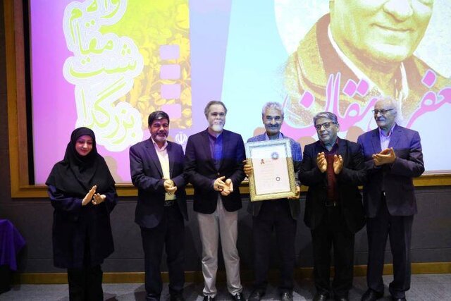 جعفر دهقان نشان درجه یک هنری گرفت / «هیچ وقت نگفتم، من بازیگرم»