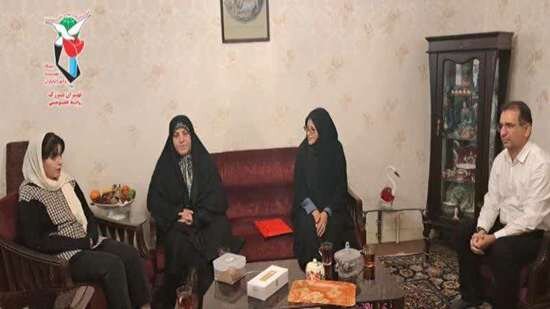 دیدار معاون تعاون و امور اجتماعی بنیاد شهید و امور ایثارگران با خانواده «شهیده جواهریان»