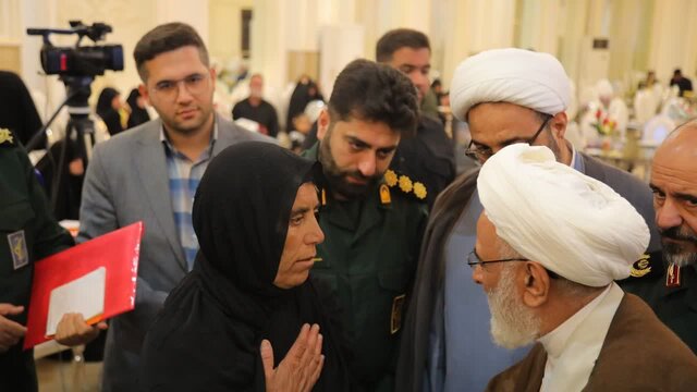 در خدمتگزاری به خانواده‌های شهدا تلاش می‌کنیم