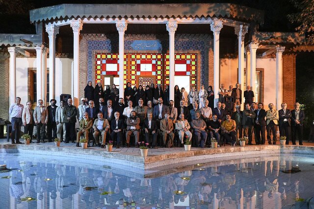 باید با غرور در این سرزمین قدم بزنیم