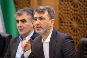 امیر کشانی، رئیس اتاق بازرگانی اصفهان  در نشست شورای گفت‌وگوی دولت و بخش خصوصی در استان اصفهان با حضور محمدرضا فرزین، رئيس کل بانک مرکزی