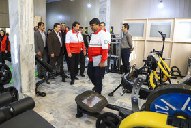 بازدید محمدعلی طالبی، استاندار از  بخش مکانوتراپی در مجتمع توانبخشی جمعیت هلال‌احمر استان کرمان