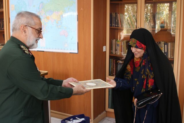 تقدیر معاون فرهنگی و جنگ نرم ستاد کل نیروهای مسلح از سحر امامی تقدیر معاون فرهنگی و جنگ نرم ستاد کل نیروهای مسلح از سحر امامی