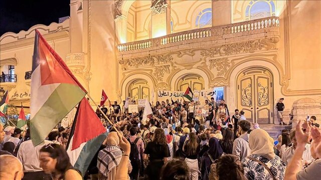 تجمع صدها دانشجو در تونس در اعتراض به حمله رژیم صهیونیستی به ناوگان «الصمود»