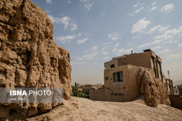 بر سر قبری گریه می‌کنیم که مُرده‌ در آن نیست!