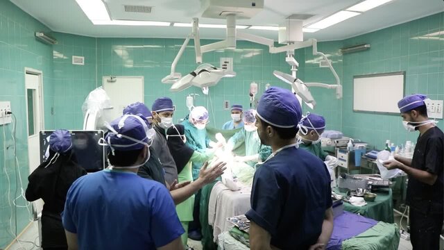 همکاری موفق متخصصین برجسته ملی و دانشگاه علوم پزشکی سمنان در جراحی مصدومان تصادف سرویس دانشجویی سرخه