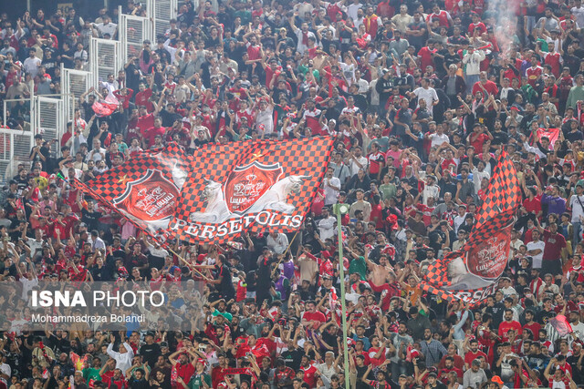 تصویر آرشیوی است. آرامش به سکوها بازگشت، هاشمیان تشویق شد