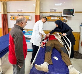 عیادت رئیس امداد و نجات هلال احمر از مصدومان حادثه بالگرد امدادی/ انتقال ۳ نفر از سرنشینان به ازنا