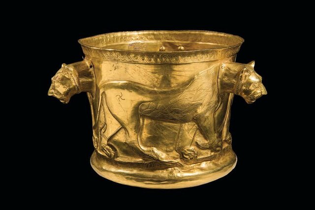 نمایش دندان ۴۰ هزار ساله، سرِ سرباز هخامنشی، مومیایی مرد نمکی و جامهای طلایی