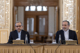 سید عباس عراقچی، وزیر امور خارجه و مجید تخت‌روانچی در نشست با سفرا و روسای نمایندگی خارجی مقیم تهران