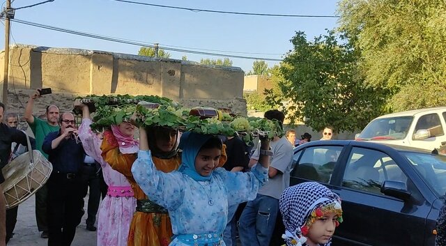 بازآفرینی سنت ۷۰۰ ساله در پانزدهمین آئین شیره‌پزی ملایر
