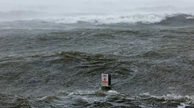 عکس: رویترز طوفان در فرانسه با ۲ کشته؛ هشدار نارنجی و اعلام آمادهباش