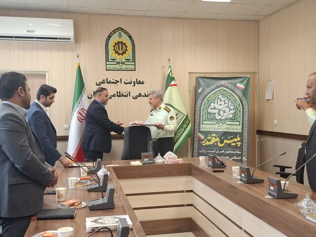 تقدیر از کارکنان معاونت فرهنگی و اجتماعی فراجا قم تقدیر از کارکنان معاونت فرهنگی و اجتماعی فراجا قم