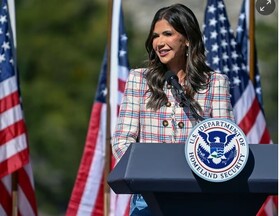 وزیر امنیت داخلی ترامپ شیکاگو را «منطقه جنگی» خواند/ فرماندار ایلینوی: دولت مقصر است