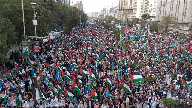 راهپیمایی هزاران نفری در کراچی در آستانه سالگرد جنگ غزه
