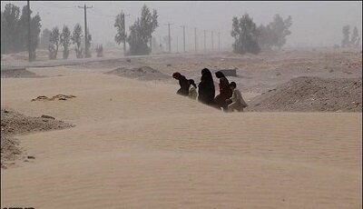 ۹۳۹۴ مترمکعب شن روان از سطح معابر و منازل روستایی زهک برداشت شده است