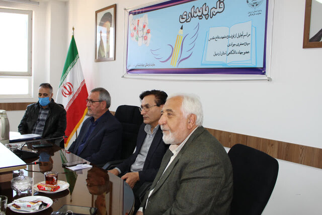 نویسندگان و هنرمندان در جریان سازی فرهنگ ایثار و شهادت نقش برجسته‌ای دارند