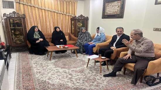 دیدار معاون بنیاد شهید با مادر «شهید محمدرضا ارشدی» و جانباز ۴۵ درصد «محمد رضا ولی‌زاده دهکردی»