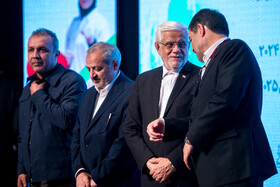 محمدرضا عارف، معاون اول رئیس جمهور،  احمد دنیامالی، وزیر ورزش و علیرضا کاظمی، وزیر آموزش و پرورش در آیین تجلیل از مدال‌ آوران ورزشی دانش آموزی