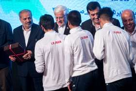 محمدرضا عارف، معاون اول رئیس جمهور،  احمد دنیامالی، وزیر ورزش و علیرضا کاظمی، وزیر آموزش و پرورش در آیین تجلیل از مدال آوران ورزشی دانش آموزی