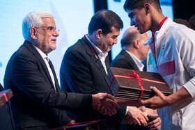 محمدرضا عارف، معاون اول رئیس جمهور،  احمد دنیامالی، وزیر ورزش در آیین تجلیل از مدال آوران ورزشی دانش آموزی