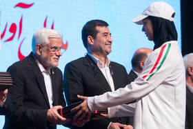 محمدرضا عارف، معاون اول رئیس جمهور،  احمد دنیامالی، وزیر ورزش در آیین تجلیل از مدال‌ آوران ورزشی دانش آموزی