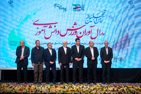 محمدرضا عارف، معاون اول رئیس جمهور،  احمد دنیامالی، وزیر ورزش و علیرضا کاظمی، وزیر آموزش و پرورش در آیین تجلیل از مدال آوران ورزشی دانش آموزی