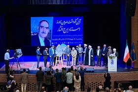 سخاوت علمی و تسلط بر تاریخ معاصر ایران از ویژگی‌های ایرج افشار بود