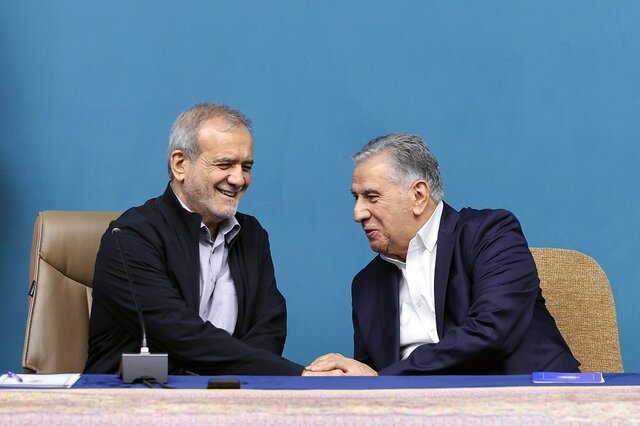 انتقاد بخش خصوصی از سیاستهای ارزی بانک مرکزی/ رئیس جمهور وعده اصلاح داد