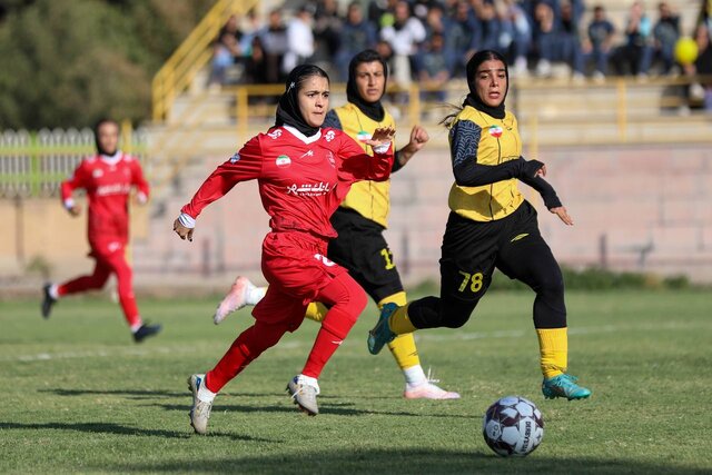 عکس آرشیوی است سومین باخت دختران پرسپولیس در لیگ/ صدر در قرق بم